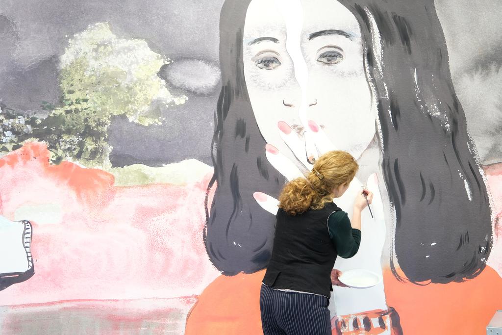 Françoise Pétrovitch retouchant le carton d’Hommage à George Sand (le carton est inversé par rapport à la maquette).