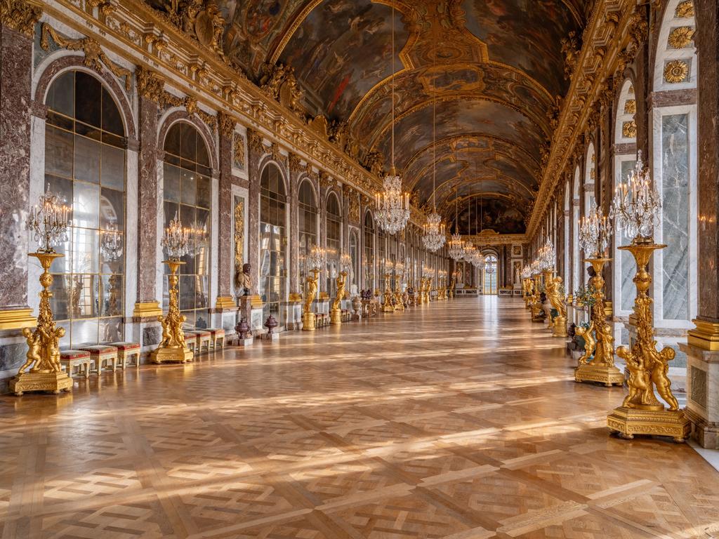 La nouvelle présentation de la galerie des Glaces, en septembre 2025 : l'éclairage a été entièrement revu, permettant de mieux admirer la voûte conçue par Le Brun et Hardouin-Mansart.