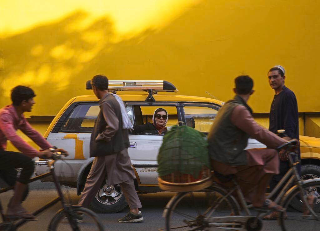 Fatimah Hossaini (née en 1993), Tahmeena, Kaboul, Afghanistan, 2019. Sans le savoir, à un an d’écart, Oriane Zérah et Fatima Hossaini ont pris pour toile de fond ce mur d’un jaune éclatant dans les rues de Kaboul, un mur aujourd’hui repeint en gris…