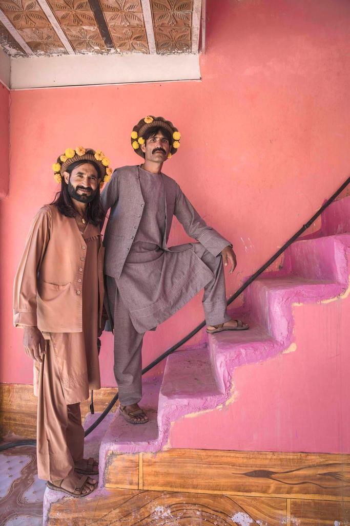 Oriane Zérah, Les Frères fleurs, Khost, Afghanistan, 2022. Décorer de fleurs son pakol est une habitude très ancrée dans la région conservatrice de Khost, à la lisière du Pakistan.