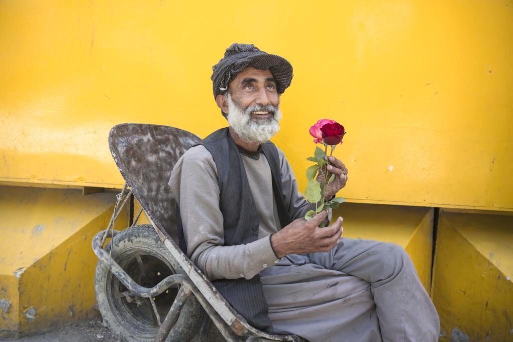 Oriane Zérah, Kaboul, Afghanistan, 2020. Sans le savoir, à un an d’écart, Oriane Zérah et Fatima Hossaini ont pris pour toile de fond ce mur d’un jaune éclatant dans les rues de Kaboul, un mur aujourd’hui repeint en gris…