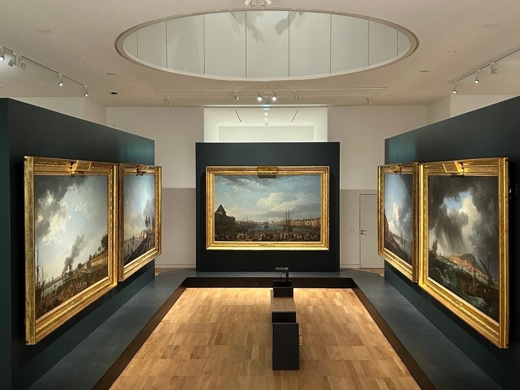 Vue de la salle consacrée à Joseph Vernet au musée national de la Marine.