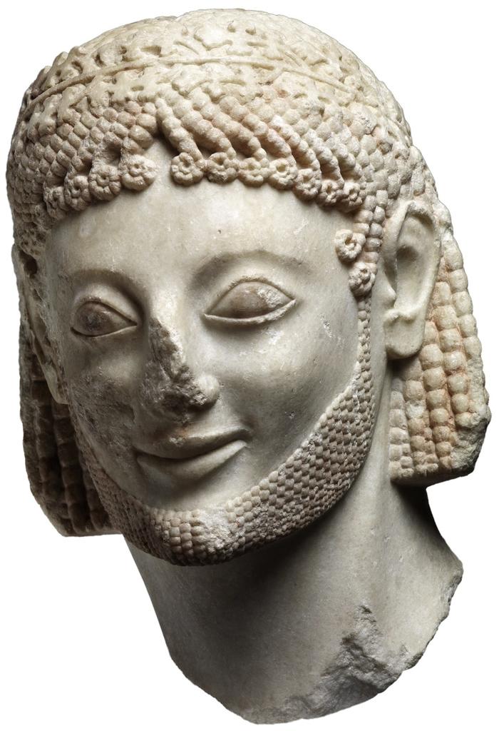 Tête du cavalier dite « Payne-Rampin », vers 570 avant notre ère. Cette statue a été découverte en plusieurs étapes sur l’Acropole d’Athènes, d’abord en 1867, lors des travaux de fondation de l’ancien musée, puis en 1877, lors de nouvelles fouilles sur ce même lieu. Marbre. Paris, musée du Louvre, département des Antiquités grecques, étrusques et romaines.