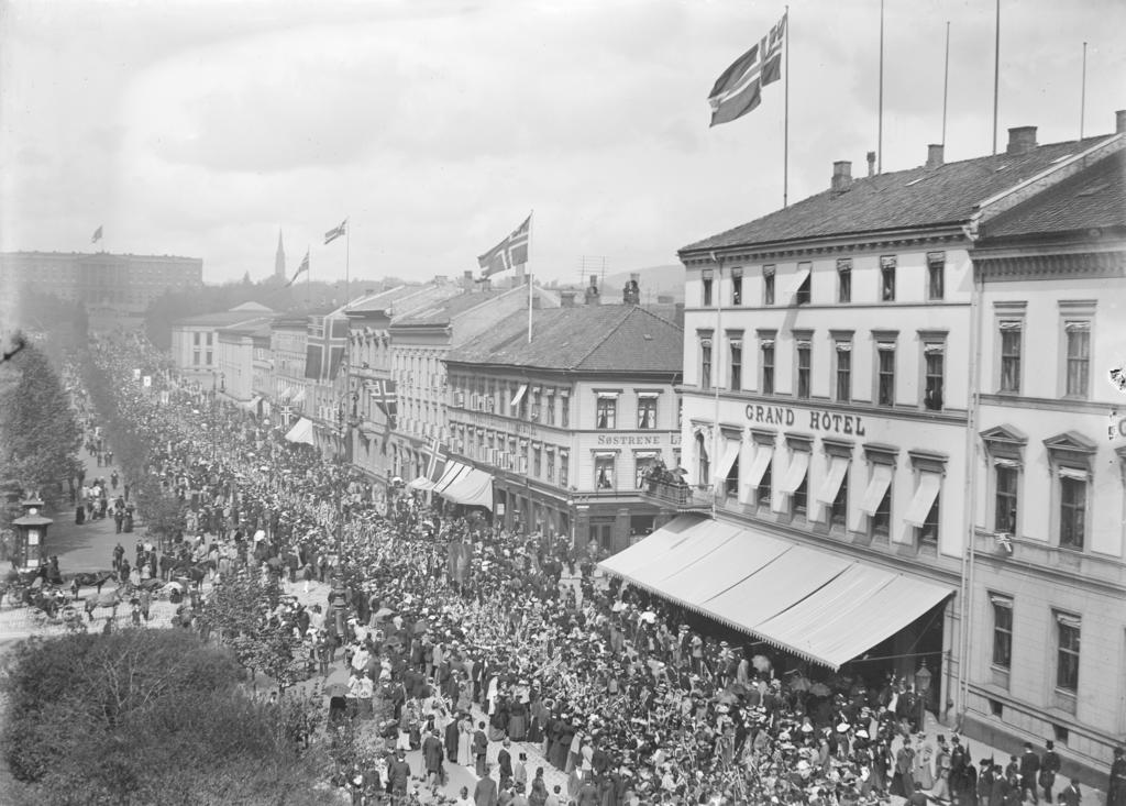 preview_celebration-17-mai-avenue-karl-johan-kristiania-1885-oslo-museum.jpg
