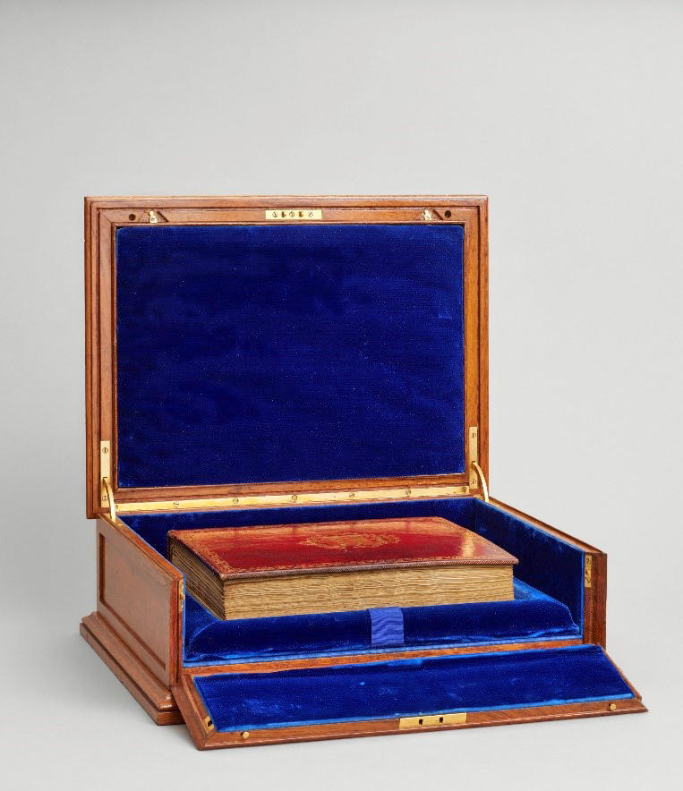Coffret et manuscrit des Très Riches Heures du duc de Berry.
