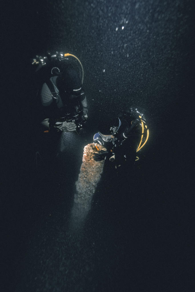 Mesure du calibre du canon orienté verticalement de l’épave du Havant.