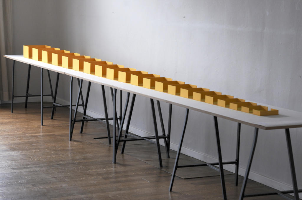 Le Paquet / La reliure, carton, toile, papier, titrage en sérigraphie, texte en impression jet d’encre, 154 x 293 x 230 mm (fermé), largeur ouvert : 5,23 m, 2012 (1re édition, collection Les Amis de La Cambre) et 2024 (titrage en flocage, texte en impression toner).