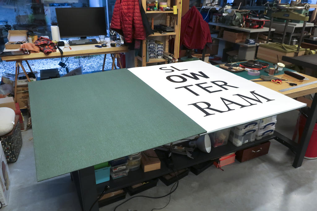 Slow Terram, projet de Denicolai & Provoost. Reliure japonaise couverture cartonnée ; planches MDF (Medium Density Fiberboard), toile, fil de lin, titrage en sérigraphie, 1177 x 834 x 15 mm, 2023. Collections Denicolai & Provoost, bureau d’architecture 51N4E et Archives de la Ville de Bruxelles.