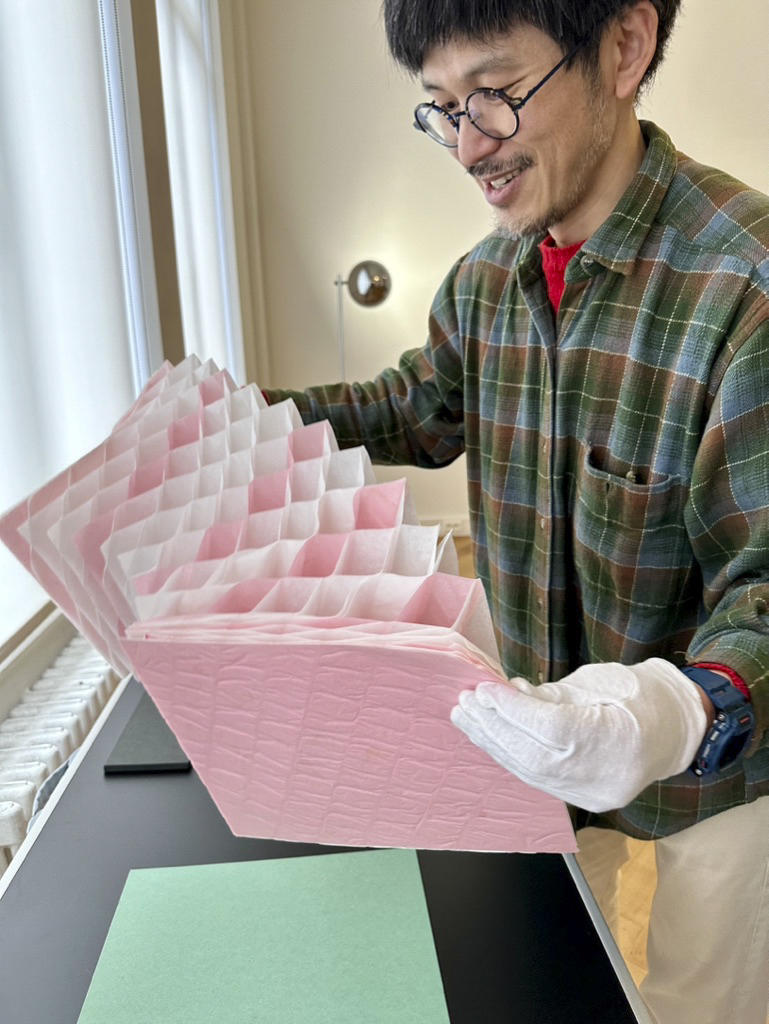 Tatsuya Inuikawa avec son livre Woffle Books, papiers de soie, collage, 294 × 233 × 2 mm (fermé), 2013.