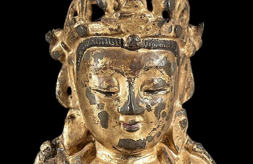 Chine, fin de la dynastie Ming (1368-1644). Statuette de Guanyin en bronze laqué or (détail), H. 19 cm. Vente Paris Drouot, Thierry de Maigret, 13 juin 2025. Expert : cabinet Portier et associés. Estimé : 800/1 000 € Adjugé : 1 040 € (frais inclus)