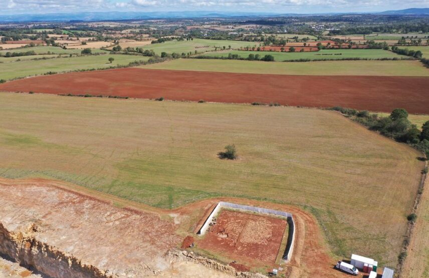 La nécropole et le tertre en cours de fouille.