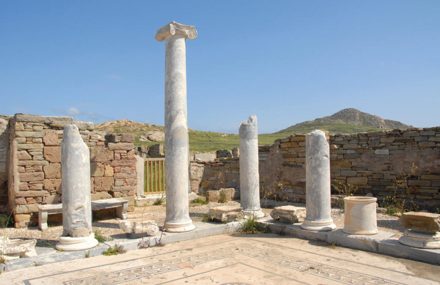 La Maison du lac, riche demeure de la fin du IIe siècle. La cour, au sol couvert d’une mosaïque, est entourée d’un portique ionique fait de marbres importés d’Athènes : marbre de l’Hymette pour le stylobate et les fûts, marbre du Pentélique pour les bases et les chapiteaux.