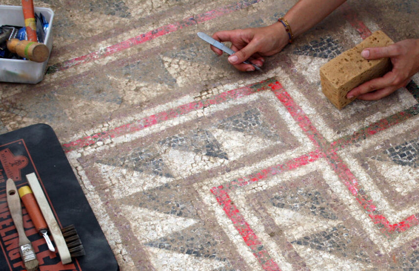 Travail de nettoyage avant dépose par l’équipe de l’Atelier de restauration des mosaïques du musée archéologique de Saint‑Romain-en-Gal.