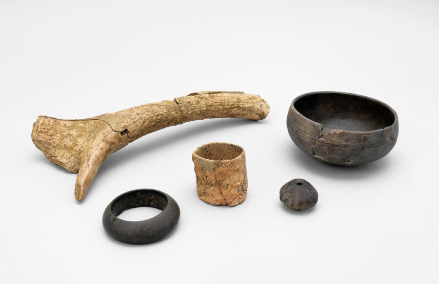 Coupe en céramique, moule à sel en terre cuite, pic en os, anneau en roche noire et fusaïole en terre cuite. Fouille de La Digue à Marsal.