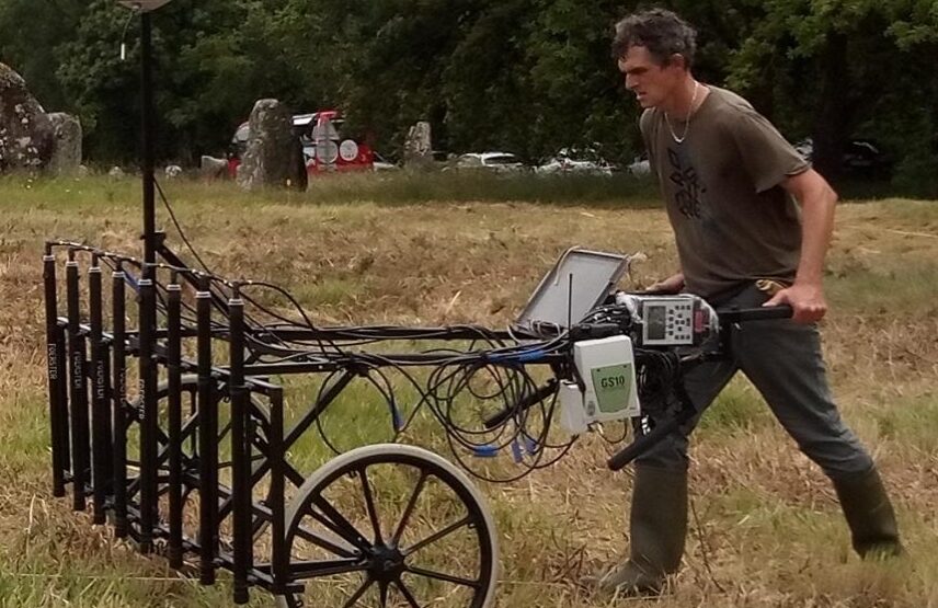 Prospections magnétiques avec un magnétomètre FEREX 4.034 (Forster Institüt) à 8 capteurs.