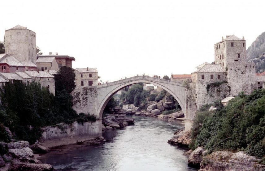 Le vieux pont de Mostar en 1974, avant sa démolition, Bosnie-Herzégovine.
