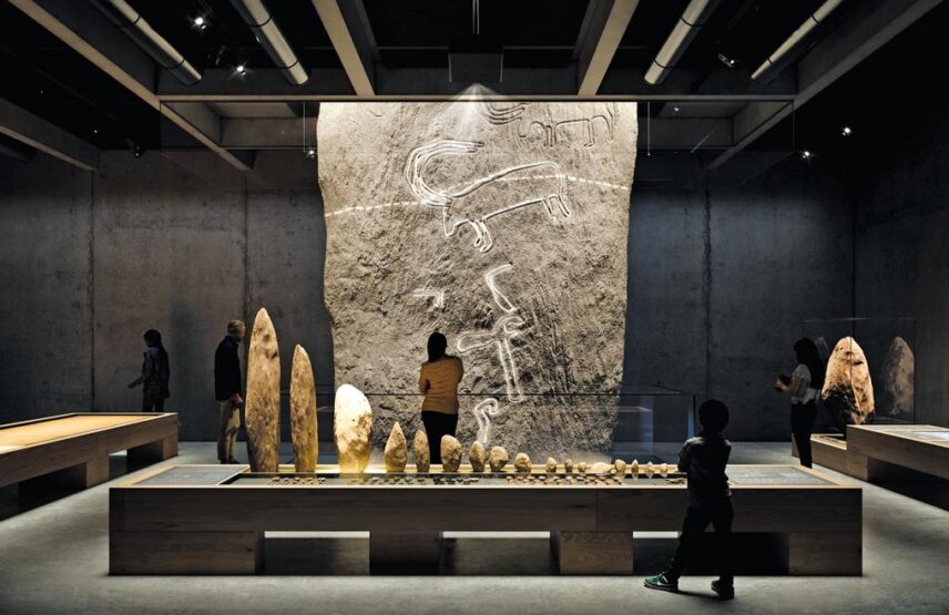 Le parcours sera traversé de bas en haut par une reconstitution de la stèle gravée de Locmariaquer sur plus de 11 m de haut.