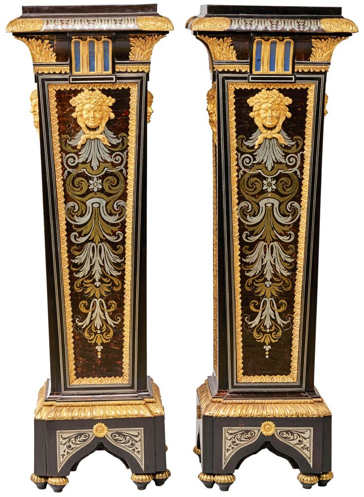 André-Charles Boulle (1642-1732), deux gaines droites, 1684. Bâti en sapin et chêne, marqueterie en première partie d’écaille, laiton et étain, corne teintée bleue, placage d’ébène, bronze doré, 129,9 x 42,5 x 38 cm. Versailles, musée national des châteaux de Versailles et de Trianon.