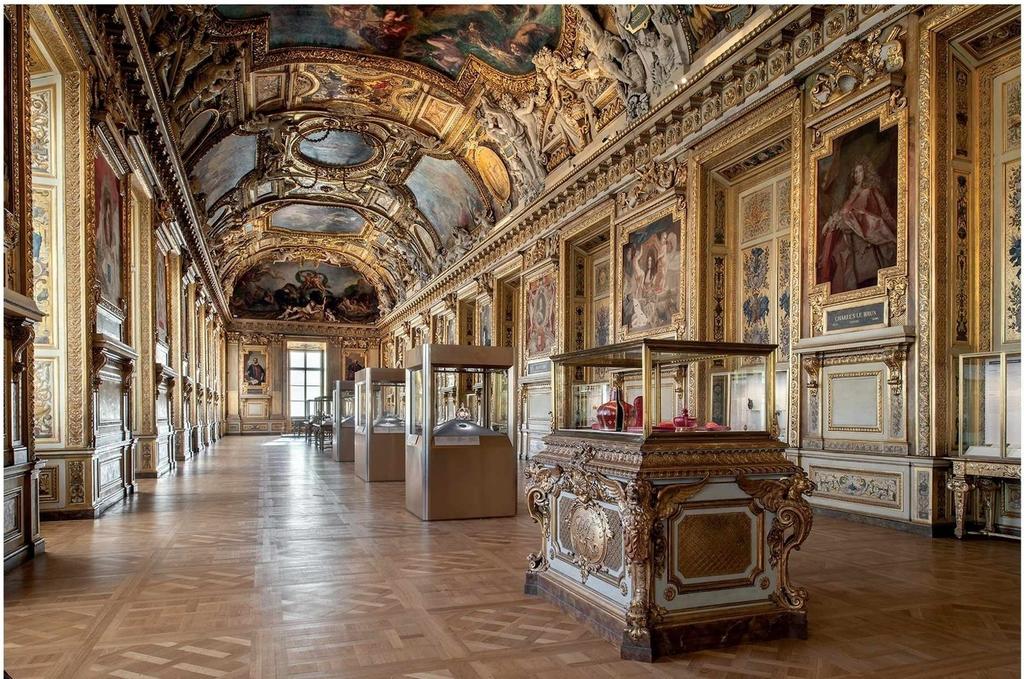 Vue de la galerie d'Apollon avec les trois vitrines créées en 2019.