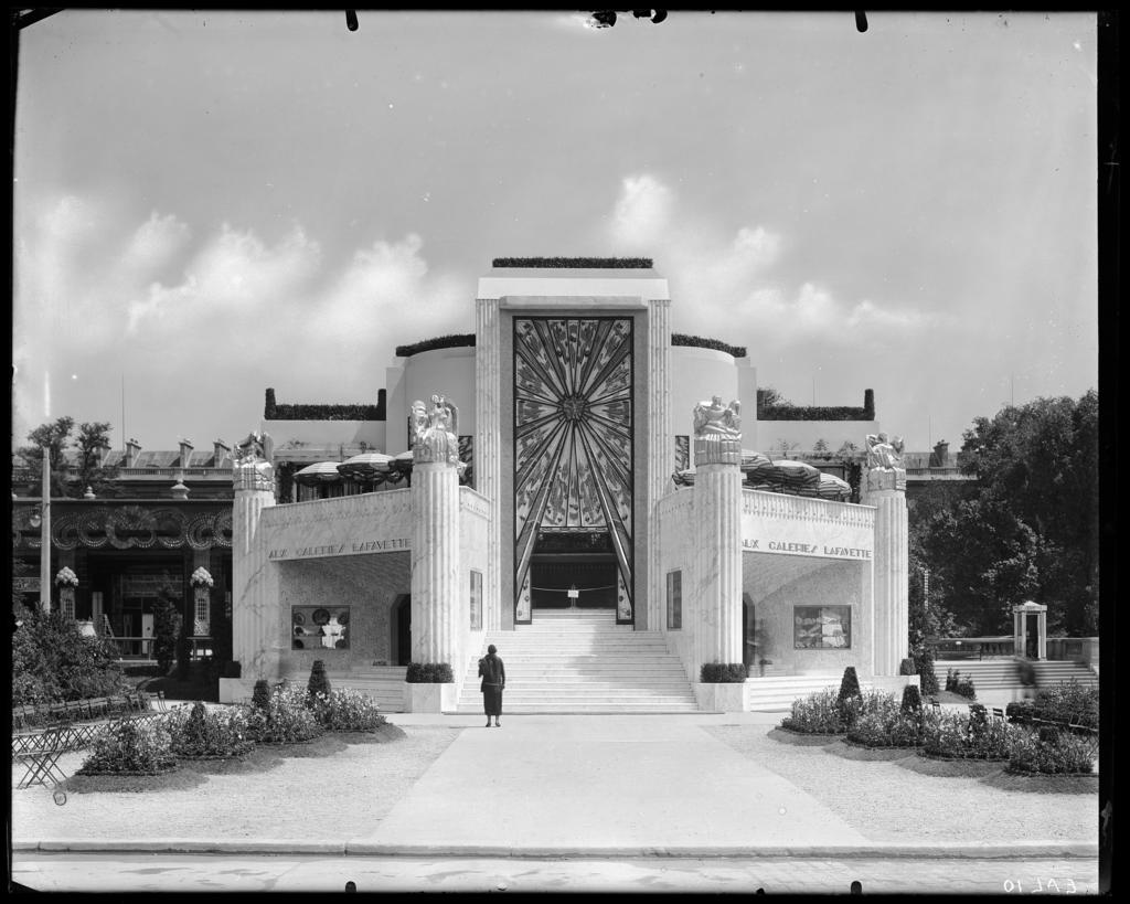 Albin Salaün (1876-1951), Pavillon La Maîtrise des Galeries Lafayette à l’Exposition internationale des arts décoratifs et industriels modernes, Paris, 1925. Tirage gélatino-argentique. Paris, musée des Arts décoratifs.