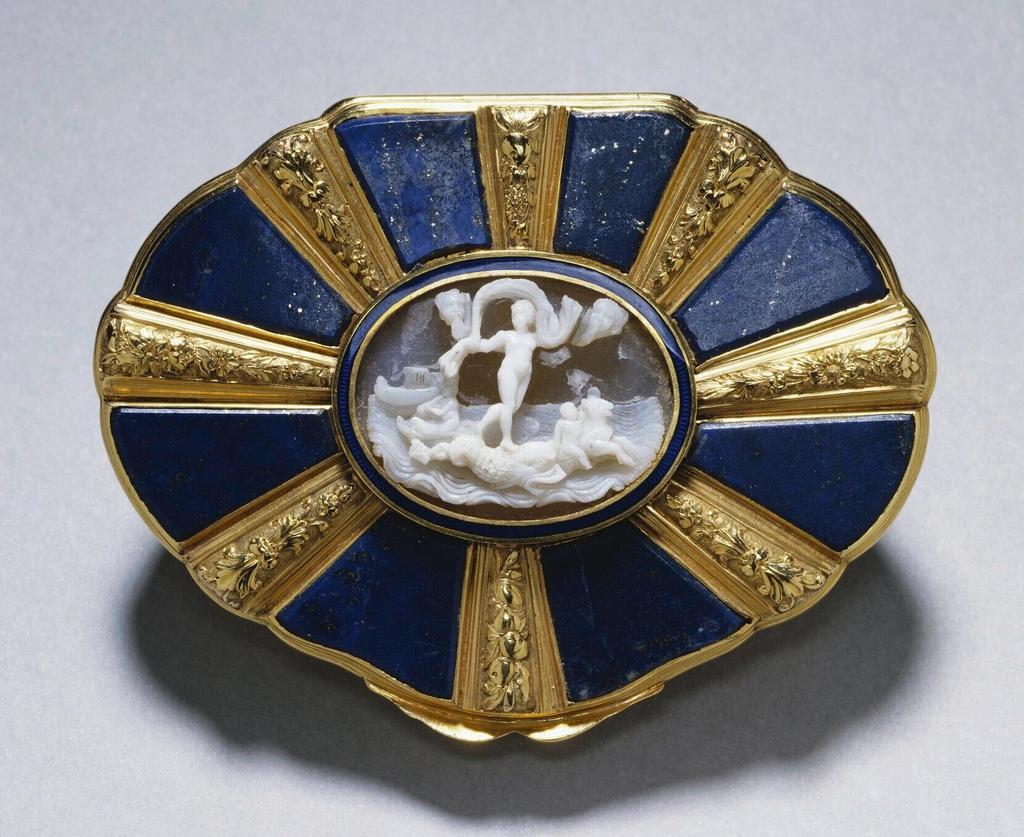 preview__cognacq-jay-tabatiere-or-lapis-lazuli-camee-venus-gilbert-collection-victoria-and-albert-museum.jpg