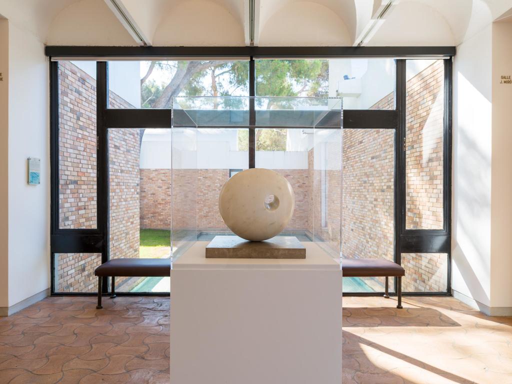 preview__exposition-barbara-hepworth-fondation-maeght-saint-paul-de-vence-hemisphere-perce-1-1937-marbre-seravezza-wakefield-council-permanent-art.jpg