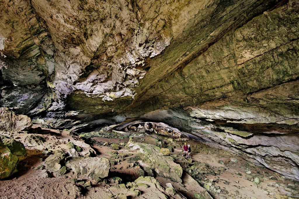 Emblématique « caverne des dragons » redécouverte en 2024 sur l’île de Cabrera par la mission AASCAR. Éloignée du port et difficile d’accès, cette grotte fut privilégiée par des dizaines de prisonniers en raison d’une réserve importante en eau douce localisée dans sa partie inférieure. Les très nombreux vestiges identifiés, structures et artefacts, attestent une occupation pérenne du site.