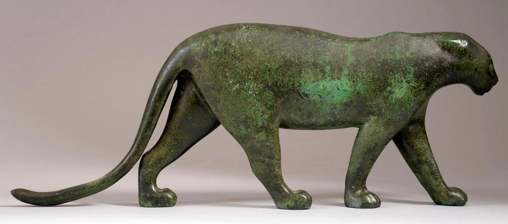 François Pompon (1855-1933), Panthère noire, 1925. Bronze à patine vert antique fait pour Marguerite de Bayser-Gratry, collectionneuse de bronzes antiques et sculptrice, 14,2 x 36,8 x 5,1 cm. Tirage d’artiste signé « Pompon », seconde épreuve fondue par l’artiste sur cinq ou six fontes répertoriées de ce modèle entre 1924 et 1926.