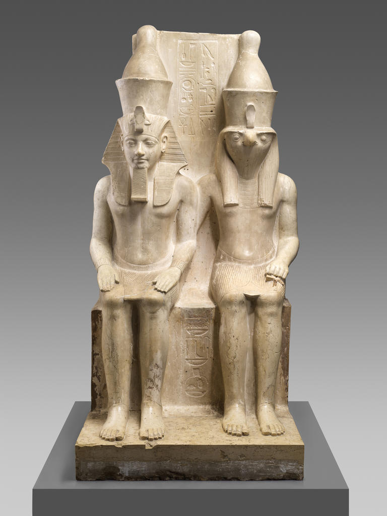 Groupe sculpté représentant le dieu Horus et le pharaon Horemheb, vers 1323-1295 av. J.-C. Calcaire, H. 153 cm. Vienne, Kunsthistorisches Museum.