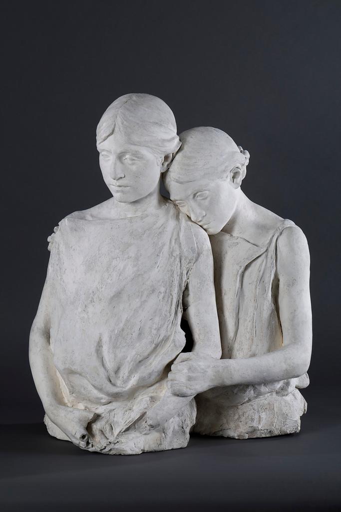 Marie Cazin (1844-1924), Jeunes filles, 1886. Plâtre, H. 72 x L. 60 x P. 37,9 cm. Tours, musée des Beaux-Arts de Tours.