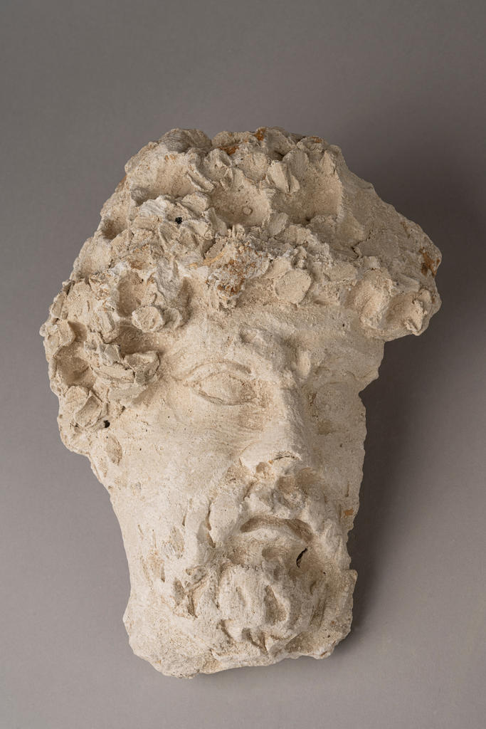 Mascaron découvert dans la grotte, plâtre, vers 1680.