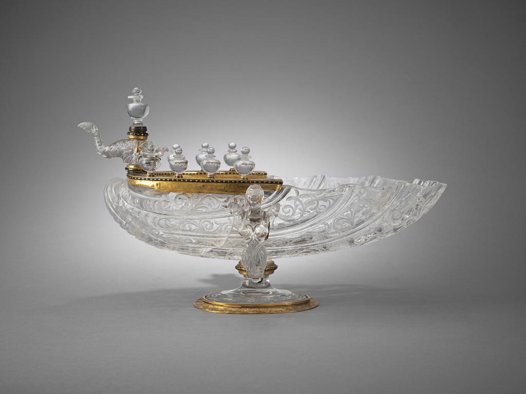 Milan, atelier des Sarachi (pierre et monture), Fontaine, vers 1550-1580. Cristal de roche, or émaillé, argent doré, 18,8 x 31,4 x 16,1 (22,9 avec anses). Paris, musée du Louvre, département des Objets d’art.