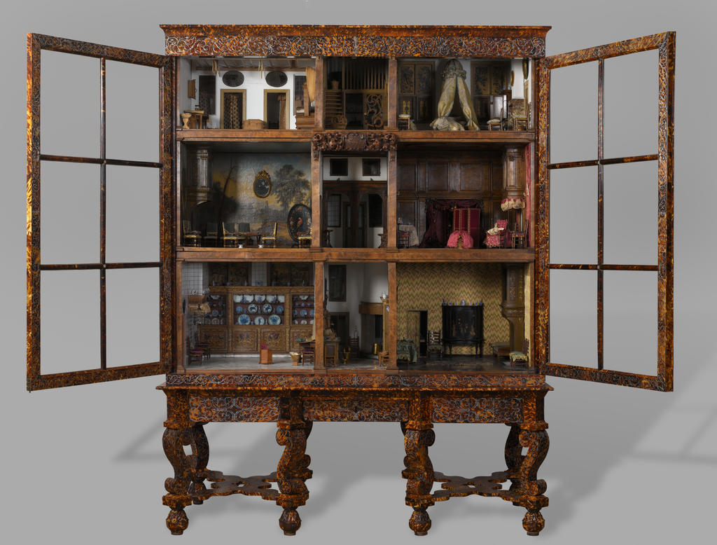 Maison de poupée de Petronella Oortman, Amsterdam, vers 1686-1710. Armoire en chêne plaquée d'écaille de tortue et d'étain. Amsterdam, Rijksmuseum.