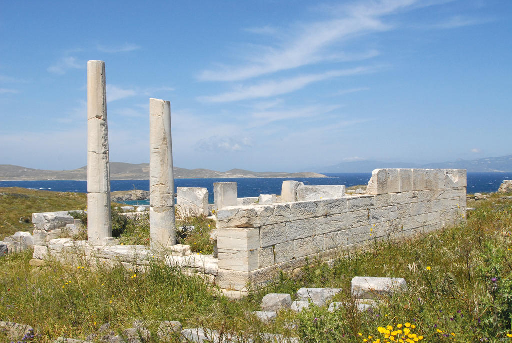 Le temple d’Héra, premier temple en marbre construit à Délos, vers 480-470 avant notre ère. Les murs sont en marbre de Délos, la colonnade de façade et l’encadrement de la porte intérieure en marbre de Paros.