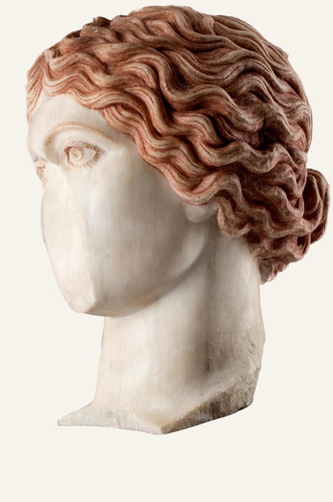 Tête de femme avec traces de polychromie. Fin du Ier siècle avant notre ère – début du Ier siècle de notre ère. Parc archéologique d’Herculanum.
