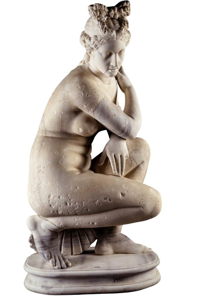 Vénus/Aphrodite accroupie, fin du Ier siècle de notre ère, d’après un original de Doidalsas de Bithynie du milieu du IIIe siècle avant notre ère. Musées du Vatican.