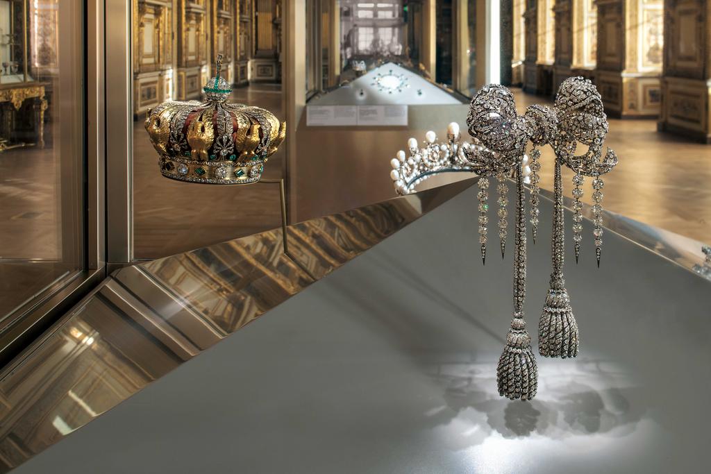 La vitrine des joyaux de Napoléon III dans la galerie d’Apollon, où se trouvaient le diadème, la couronne et le nœud de corsage de l’impératrice Eugénie. Elle a été fracturée par les voleurs, qui ont emporté le diadème et le nœud, et endommagé dans leur fuite la couronne.