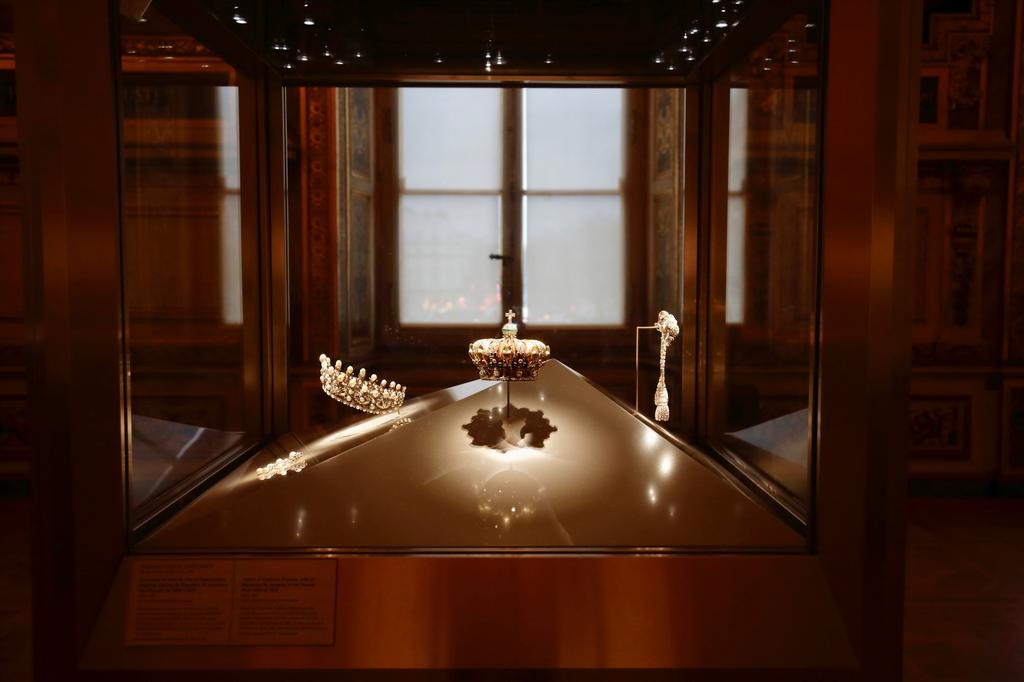 Vitrine des joyaux de Napoléon III dans la galerie d’Apollon.