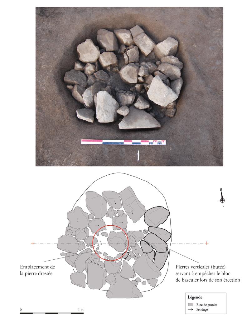 Vue et plan d’une fosse contenant un dispositif de calage de stèle.