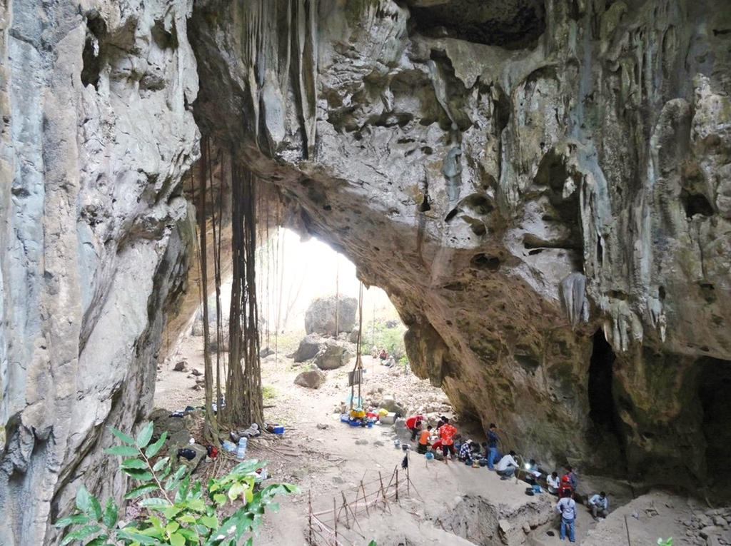 Fouille dans la grotte de Laang Spean par la Mission préhistorique franco-cambodgienne. La grotte fait partie des grands sites préhistoriques d’Asie du Sud-Est par ses dimensions et sa stratigraphie de près de 13 m.