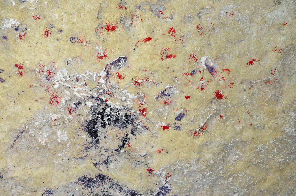 Main négative et traces d’ocre rouge dans l’abri du Poisson, Les Eyzies, Dordogne.