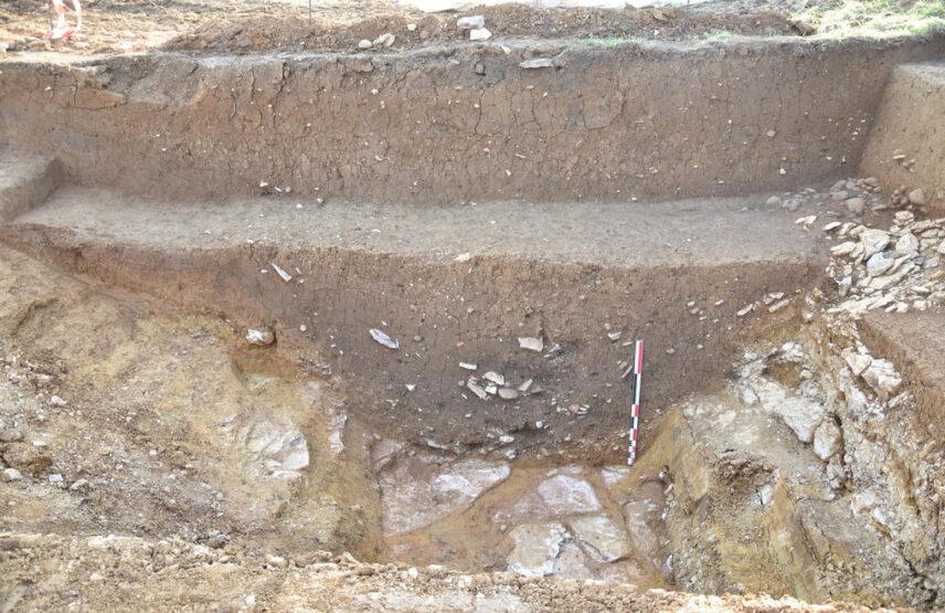 Vue de la coupe du fossé périphérique.