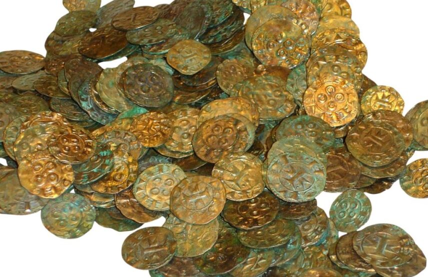 Trésor monétaire (détail). Argent et bronze, XIIe ou XIIIe siècle. Provenance : Crypte de l’église romane de Saint-Raphaël. Fouilles P.-A. Février. Inv. M09-1/M09-362.
