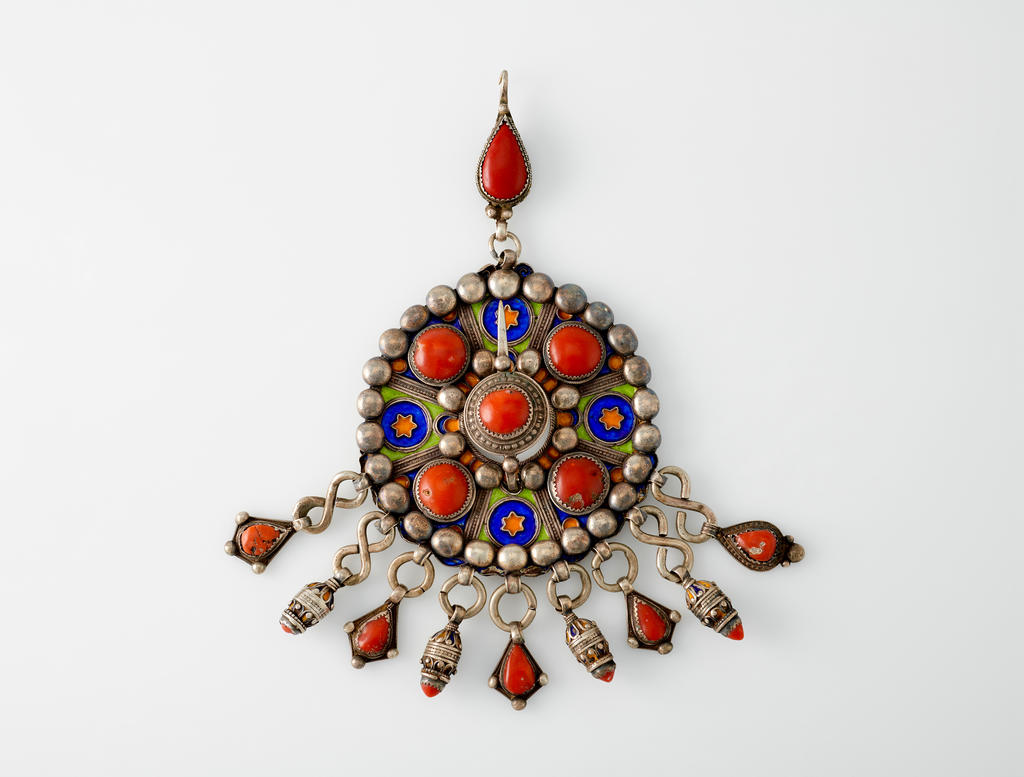 Fibule Tabzimt, Grande Kabylie, Algérie, vers 1900-1950. Argent, corail. Mucem, Marseille, don Jacqueline Terrer.