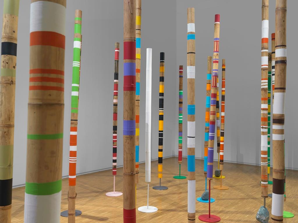 Andrea Branzi (1938-2023), Bamboo Interior Wood, 2023. Bambou, peinture acrylique, roche, fer vernis, 30 bambous peints variant entre 279 x 30 cm et 309 x 30 cm. Centre Pompidou, Paris MNAM / CCI, don du Fonds Meyer Louis Dreyfus, Amis du Centre Pompidou.