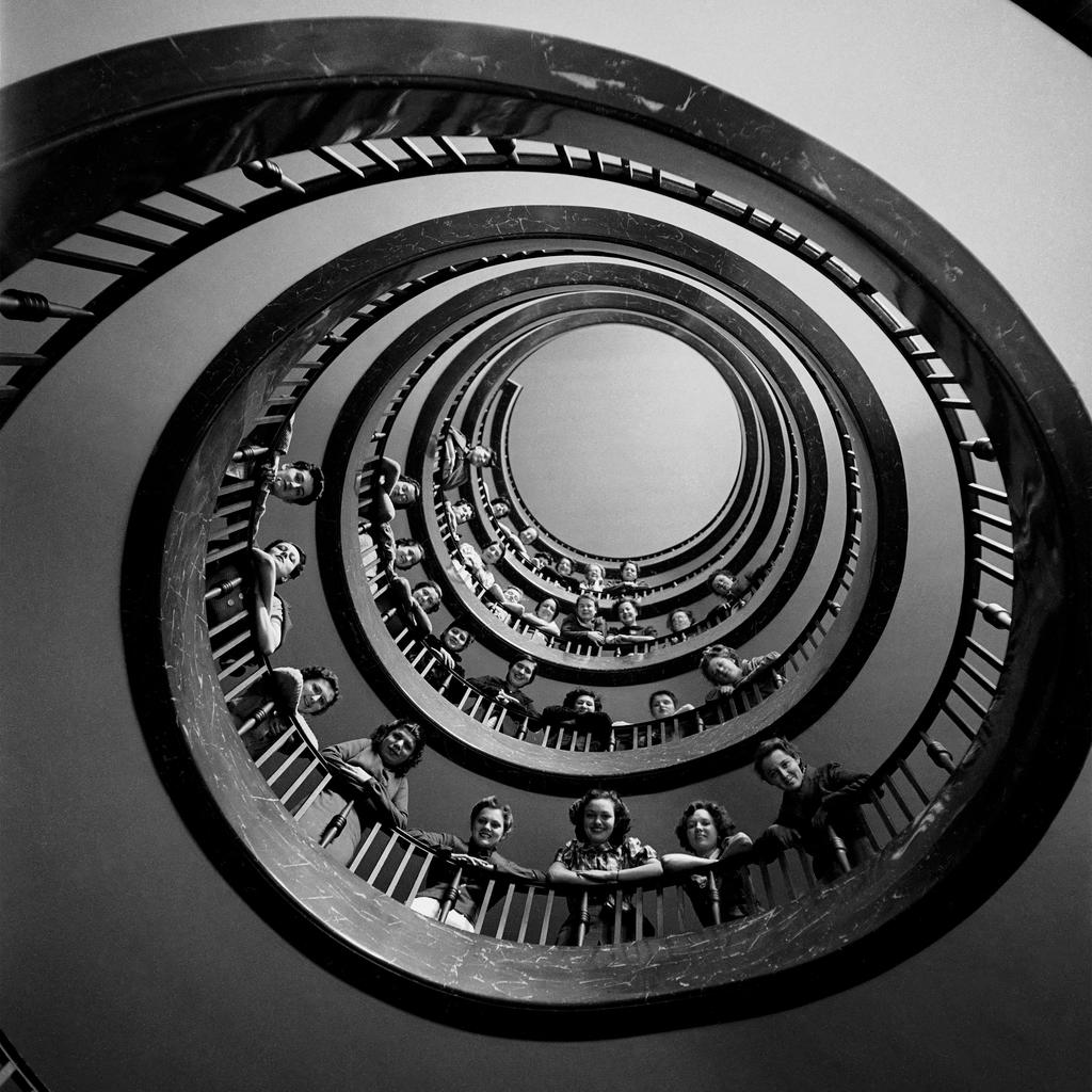 preview__gaston-paris-corps-ballet-opera-de-paris-dans-escalier-opera-garnier-photo-paris-1937-1938.jpg