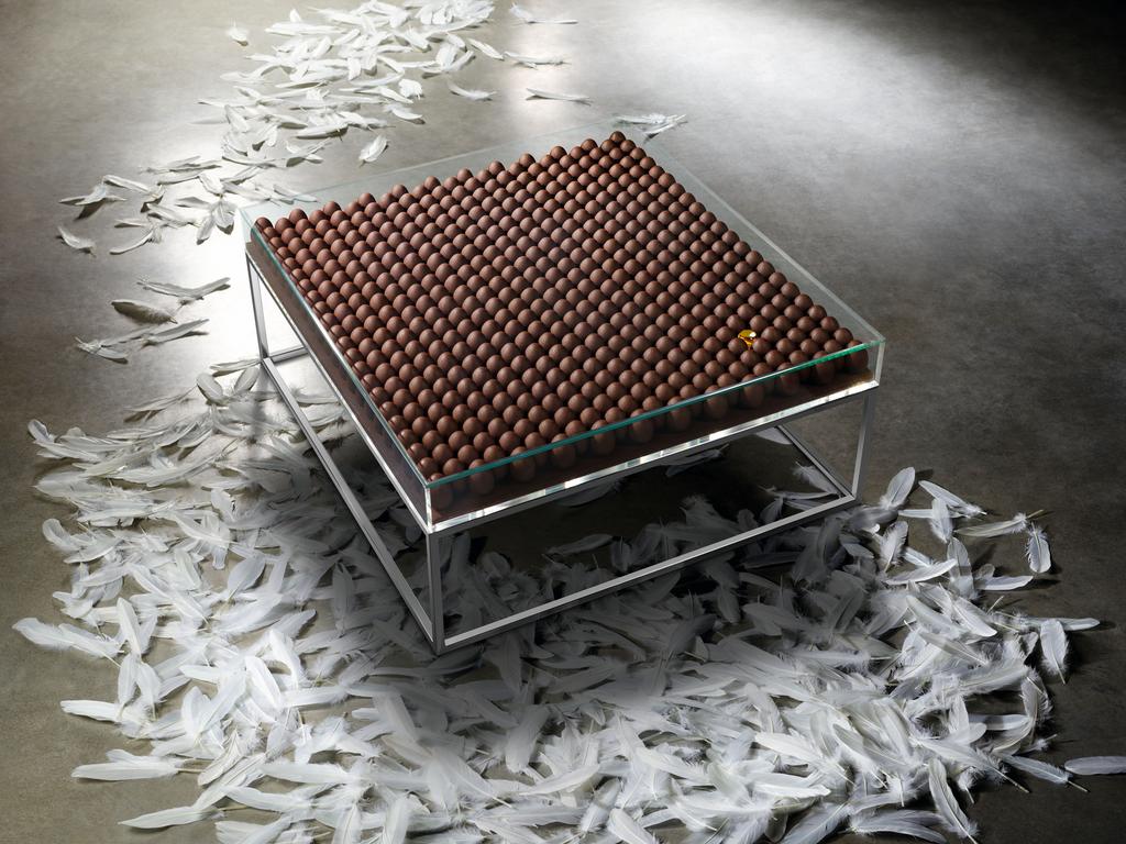 Pierre Hermé, qui mettra en vente la table Be Different, créée avec l’artiste Patrick Rougereau, composée de 495 œufs en chocolat et d'un œuf en cristal de Daum (mise à prix 10 000 euros).
