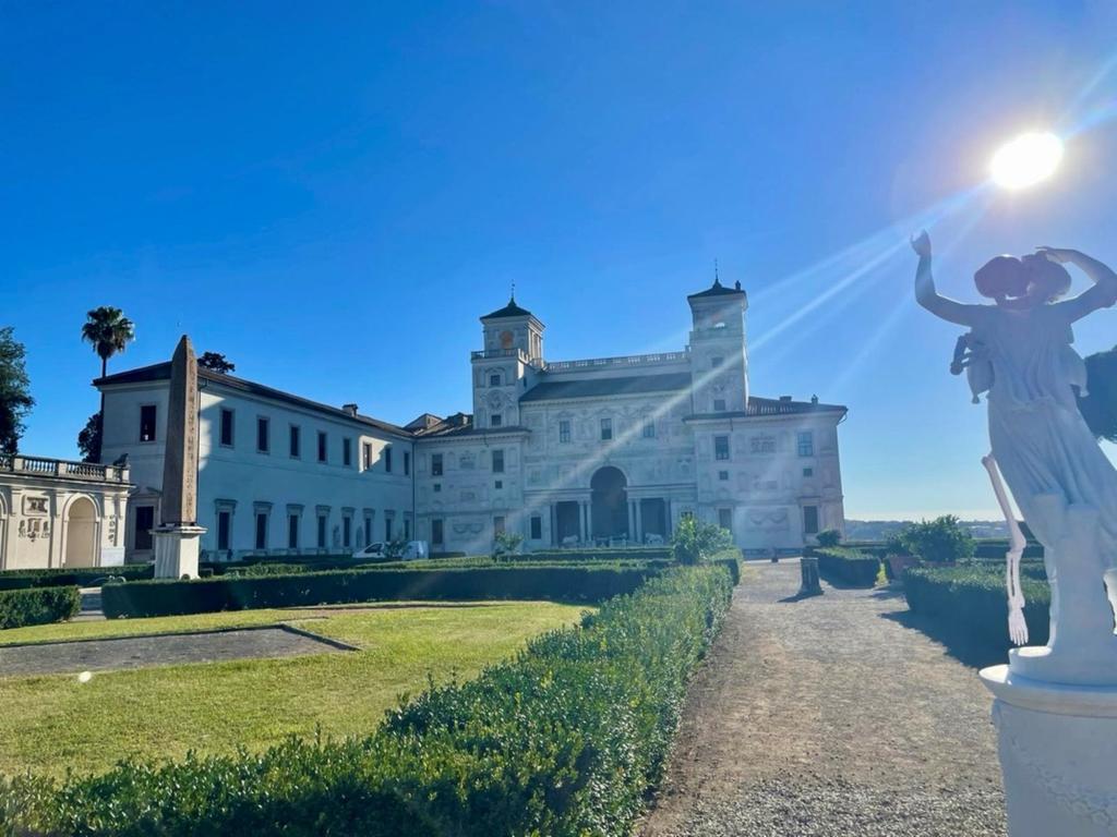 Rome : la Villa Médicis vue depuis les jardins. Elle fait partie des lieux dont l'architecte en chef des monuments historiques a la charge.